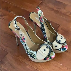 Super cute guess sandals